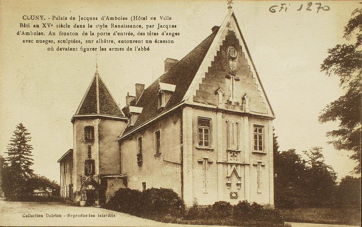 Cluny. Palais de Jacques d'Amboise (hôtel de ville bâti au XVe s. dans le style renaissance, par Jacques d'Amboise. Au fronton de la porte d'entrée, des têtes d'anges avec nuages, sculptées, sur albâtre, entourent un écusson où devaient figurer les armes de l'abbé.