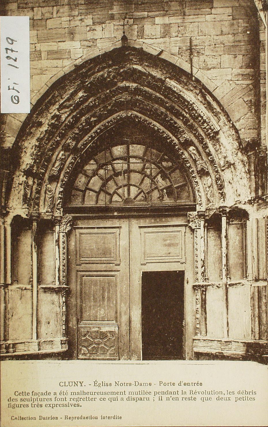 Cluny. Eglise Notre-Dame. Porte d'entrée. Cette façade a été malheureusement mutilée pendant la révolution, les débris des sculptures font regretter ce qui a disparu ; il n'en reste que deux petites figures très expressives.