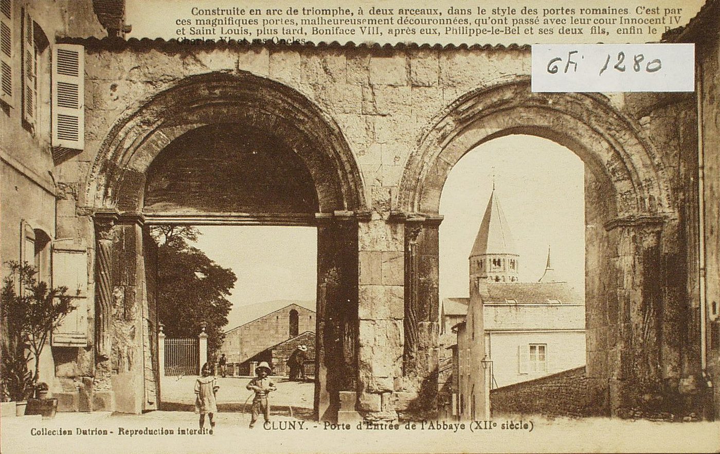 Cluny. Porte d'entrée de l'abbaye (XIIe s.). Construite en arc de triomphe, à deux arceaux, dans le style des portes romaines. C'est par ces magnifiques portes, malheureusement découronnées, qu'ont passé avec leur cour Innocent IV et Saint-Louis, plus tard, Boniface VIII, après eux, Philippe-Le-Bel et ses deux fils, enfin le roi.