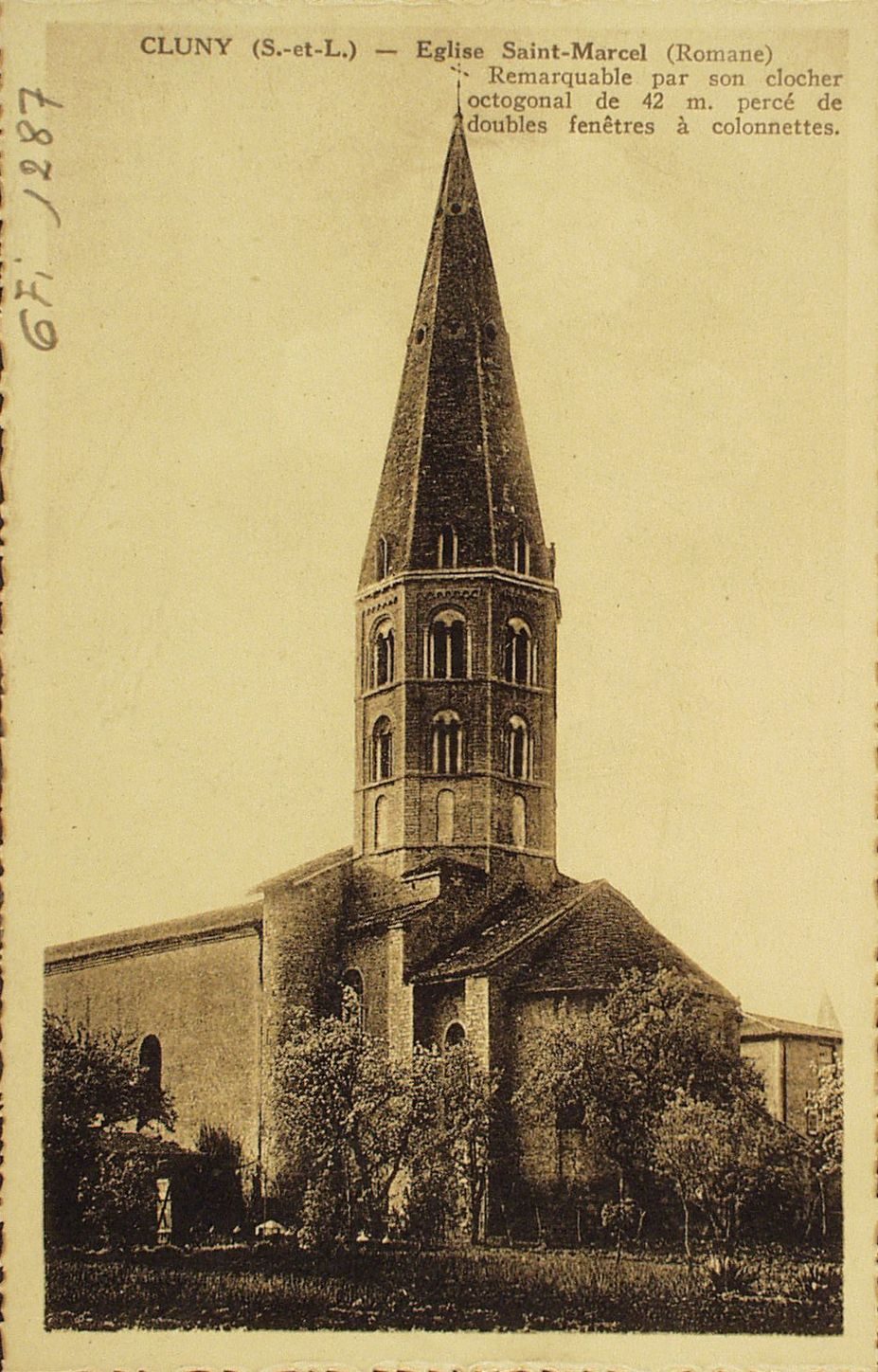 Cluny. Eglise Saint-Marcel (romane). Remarquable par son clocher, octogonal de 42 m, percé de doubles fenêtres à colonnettes.