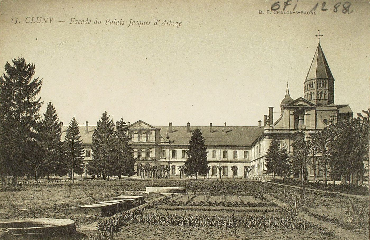 Cluny. Façade du Palais Jacques d'Athoze.