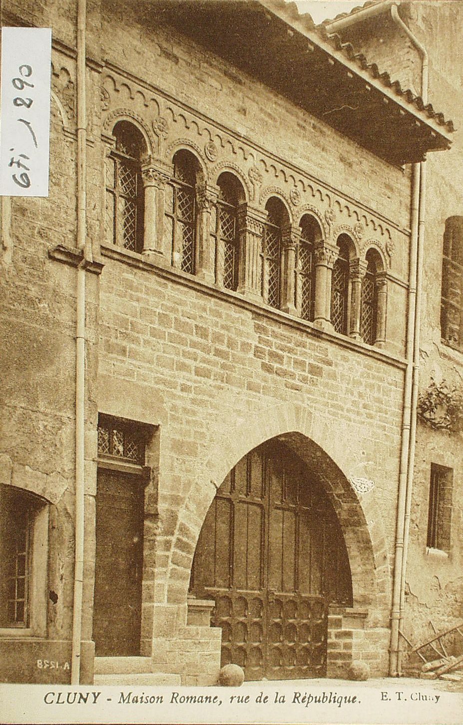 Cluny. Maison romane, rue de la République.