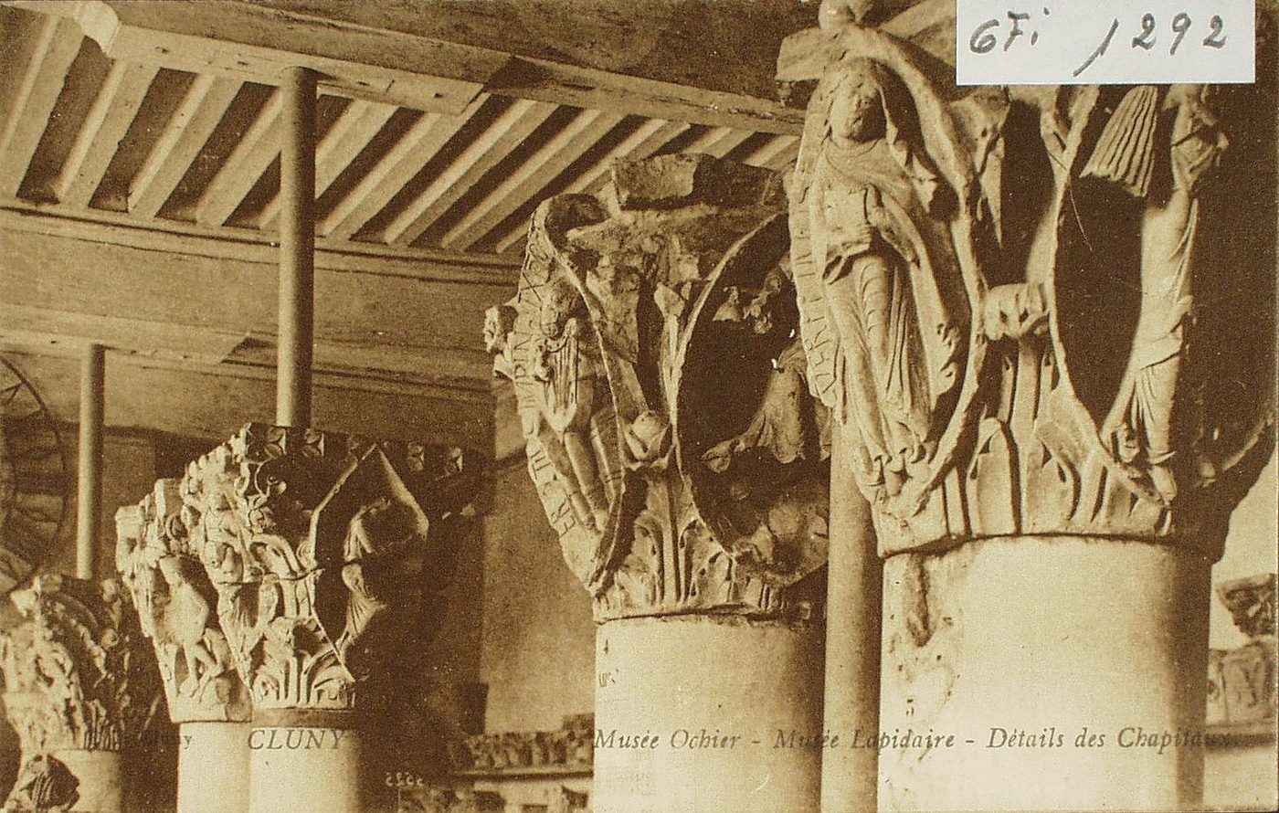 Cluny. Musée Ochier. Musée lapidaire. Détails des chapiteaux.