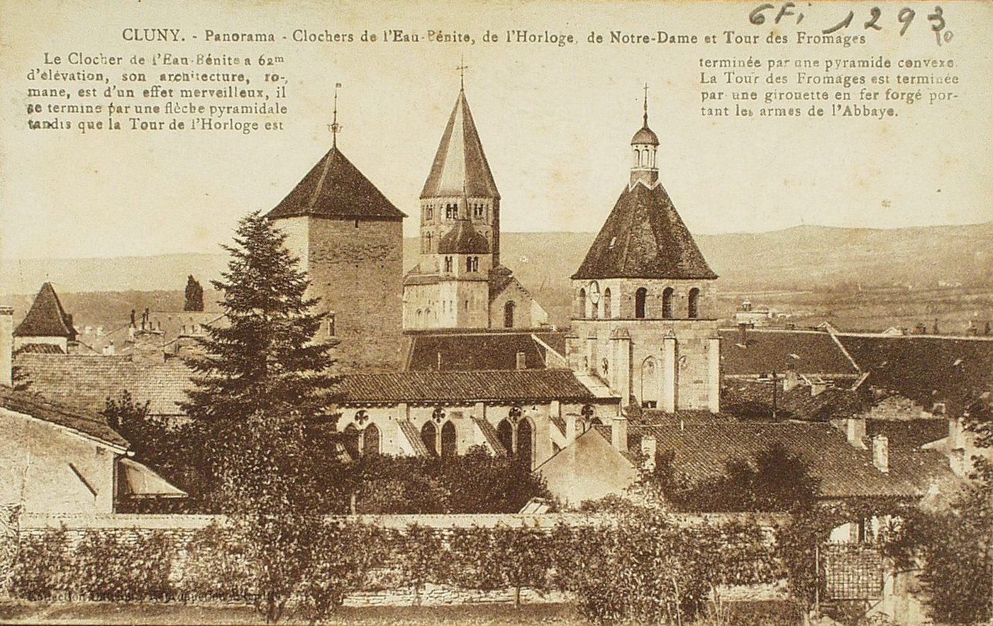 Cluny. Panorama. Clochers de l'Eau-Bénite, de l'horloge, de Notre Dame et Tour des Fromages. Le clocher de l'Eau-Bénite a 62 m d'élévation, son architecture, romane, est d'un effet merveilleux, il se termine par une flèche pyramidale tandis que la tour de l'Horloge est terminée par une pyramide convexe. La tour des Fromages est terminée par une girouette en fer forgé portant les armes de l'abbaye.