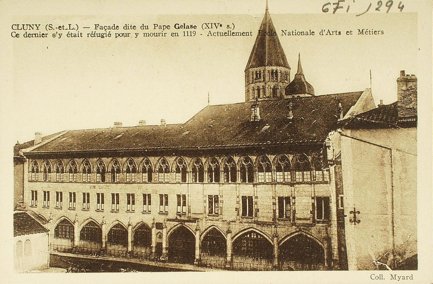 Cluny. Façade dite du pape Gélase (XIVe s.). Ce dernier s'y était réfugié pour y mourir en 1119. Actuellement école nationale d'Arts et Métiers.