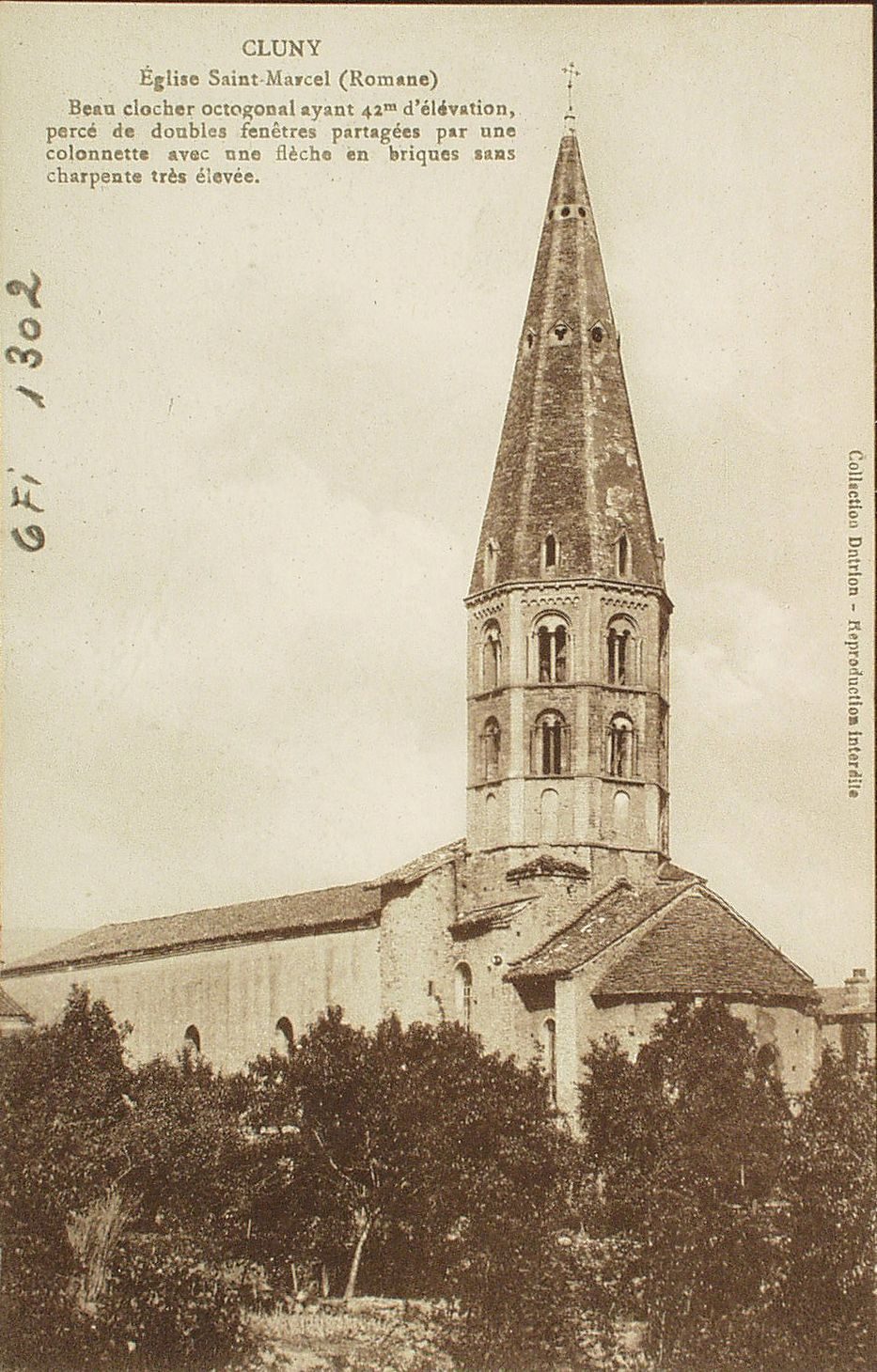 Cluny. Eglise Saint-Marcel (romane). Beau clocher octogonal ayant 42 m d'élévation, percé de doubles fenêtres partagées par une colonnette avec une flèche en briques sans charpente très élevée.
