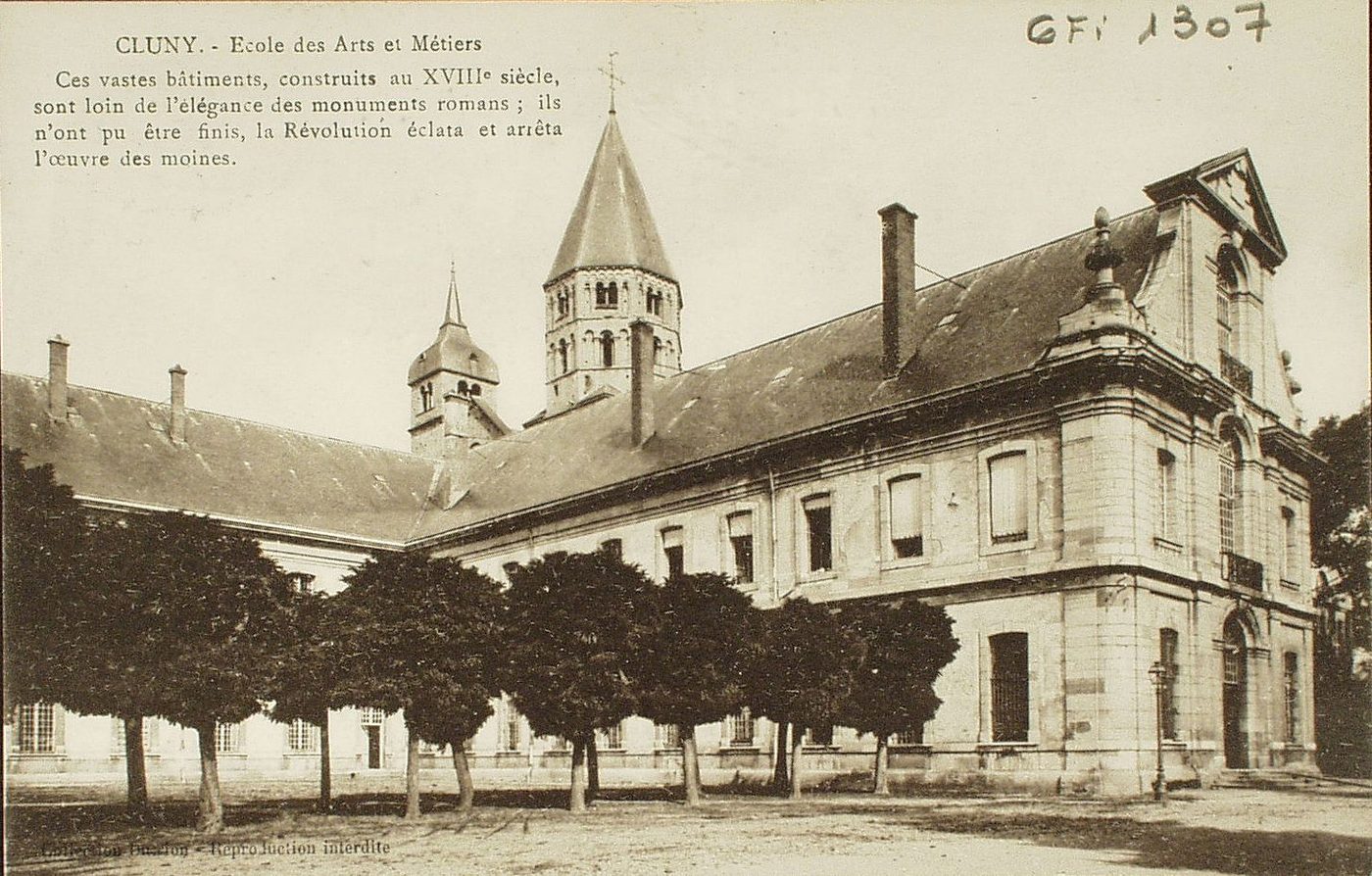 Cluny. Ecole des Arts et Métiers. Ces vastes bâtiments, construits au XVIIIe s., sont loin de l'élégance des monuments romans ; ils n'ont pu être finis, la Révolution éclata et arrêta l'oeuvre des moines.