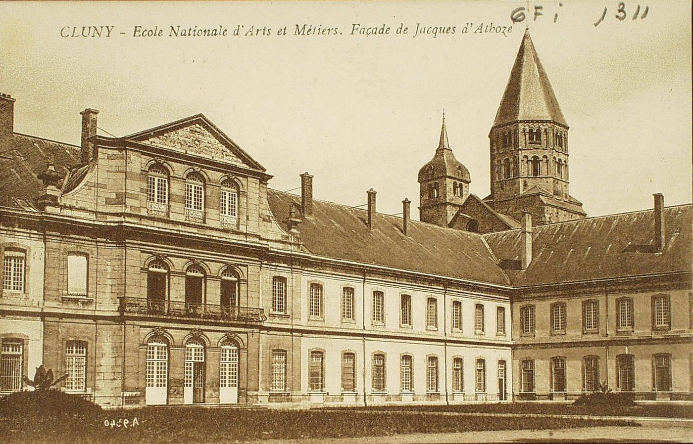 Cluny. Ecole Nationale d'Arts et Métiers. Façade de Jacques d'Athoze.