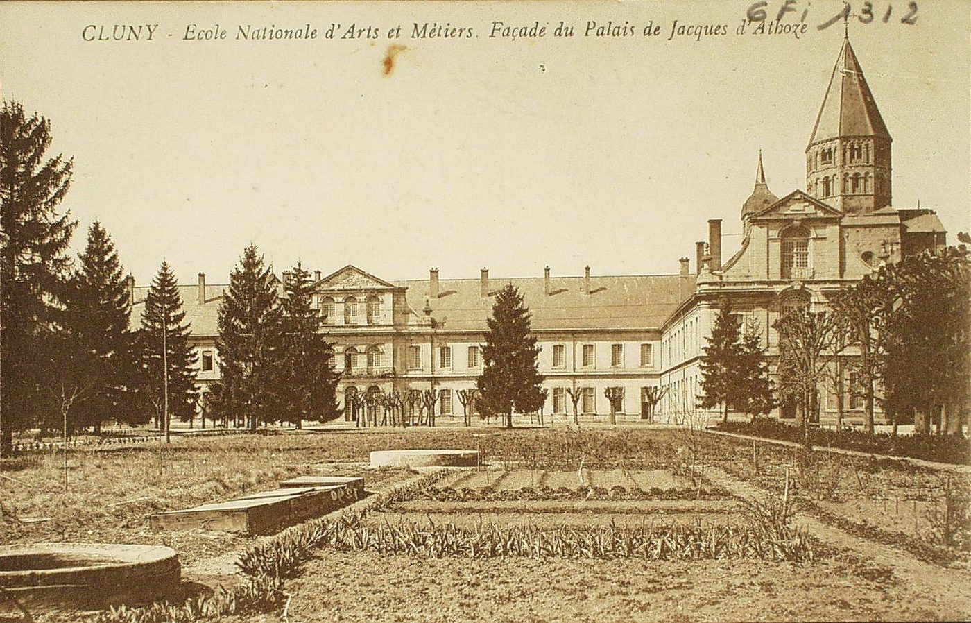 Cluny. Ecole Nationale d'Arts et Métiers. Façade du Palais de Jacques d'Athoze.