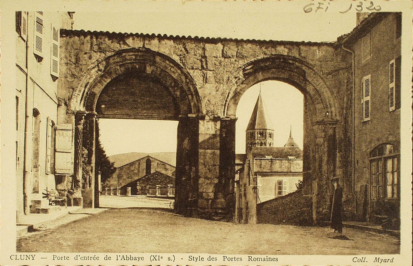Cluny. Porte d'entrée de l'Abbaye (XIe s.). Style des portes romaines.