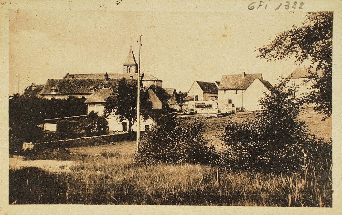Colombier-en-Brionnais. La mairie et l'église.