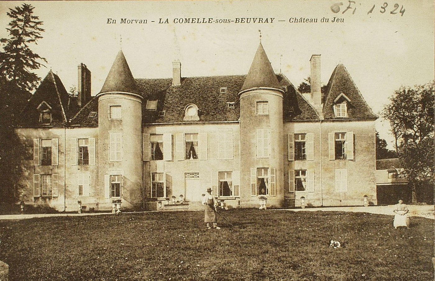 En Morvan. La Comelle-sous-Beuvray. Château du Jeu.
