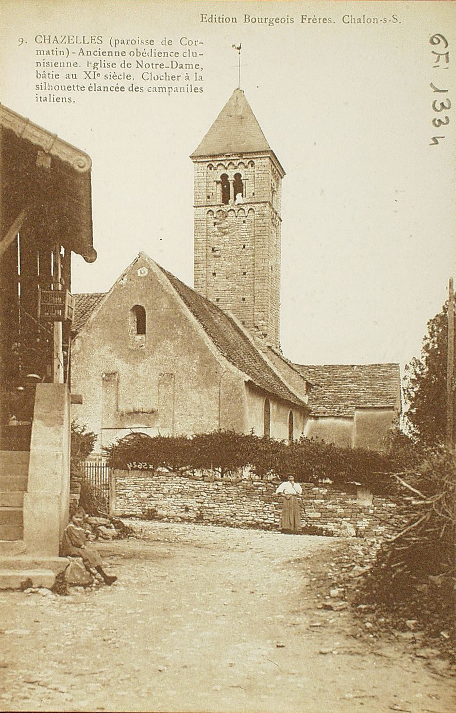 Chazelles (paroisse de Cormatin). Ancienne obédience clunisienne. Eglise de Notre-Dame, bâtie au XIe s. Clocher à la silhouette élancée des campaniles italiens.
