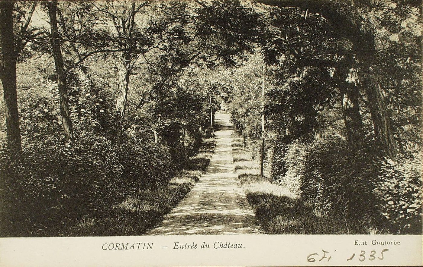 Cormatin. Entrée du château.