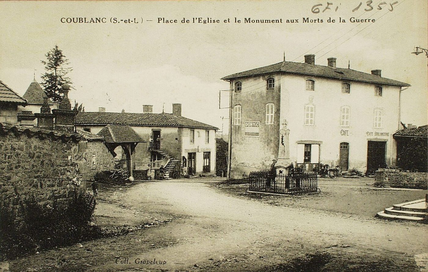 Coublanc. Place de l'église et le monument aux morts de la guerre.