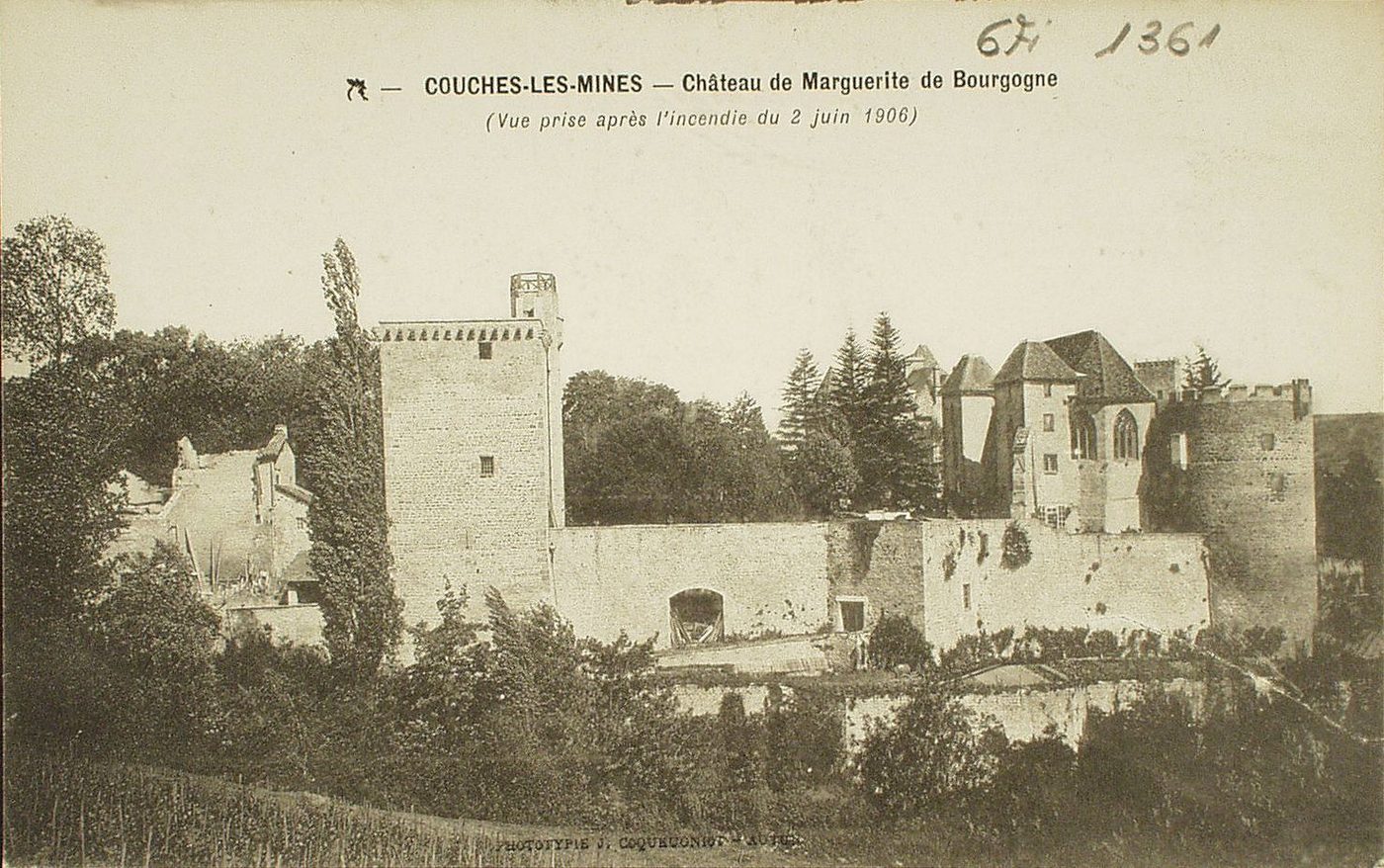 Couches-les-Mines. Château de Marguerite de Bourgogne (vue prise après l'incendie du 2 juin 1906).
