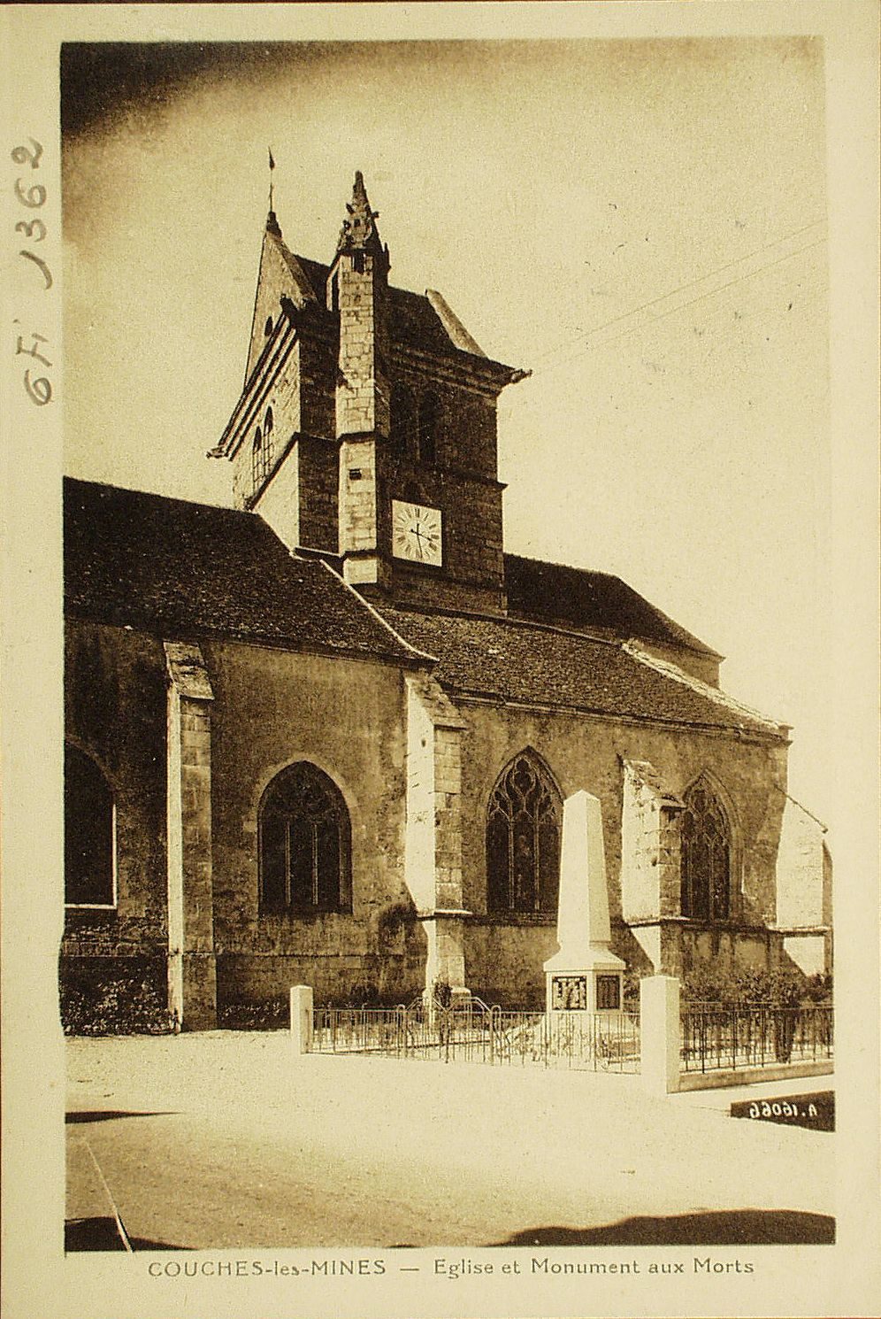 Couches-les-Mines. Eglise et monument aux morts.