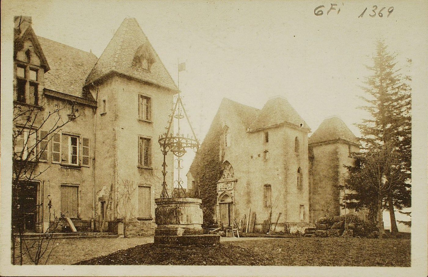Couches-les-Mines. Château de Marguerite de Bourgogne. Chapelle et puits.