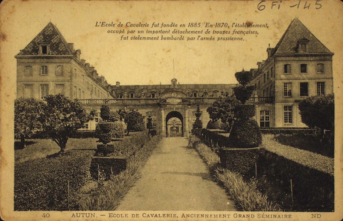 Autun. Ecole de cavalerie, anciennement grand séminaire. L'école de cavalerie fut fondée en 1885. En 1870, l'établissement, occupé par un important détachement de troupes françaises, fut violemment bombardé par l'armée prussienne.
