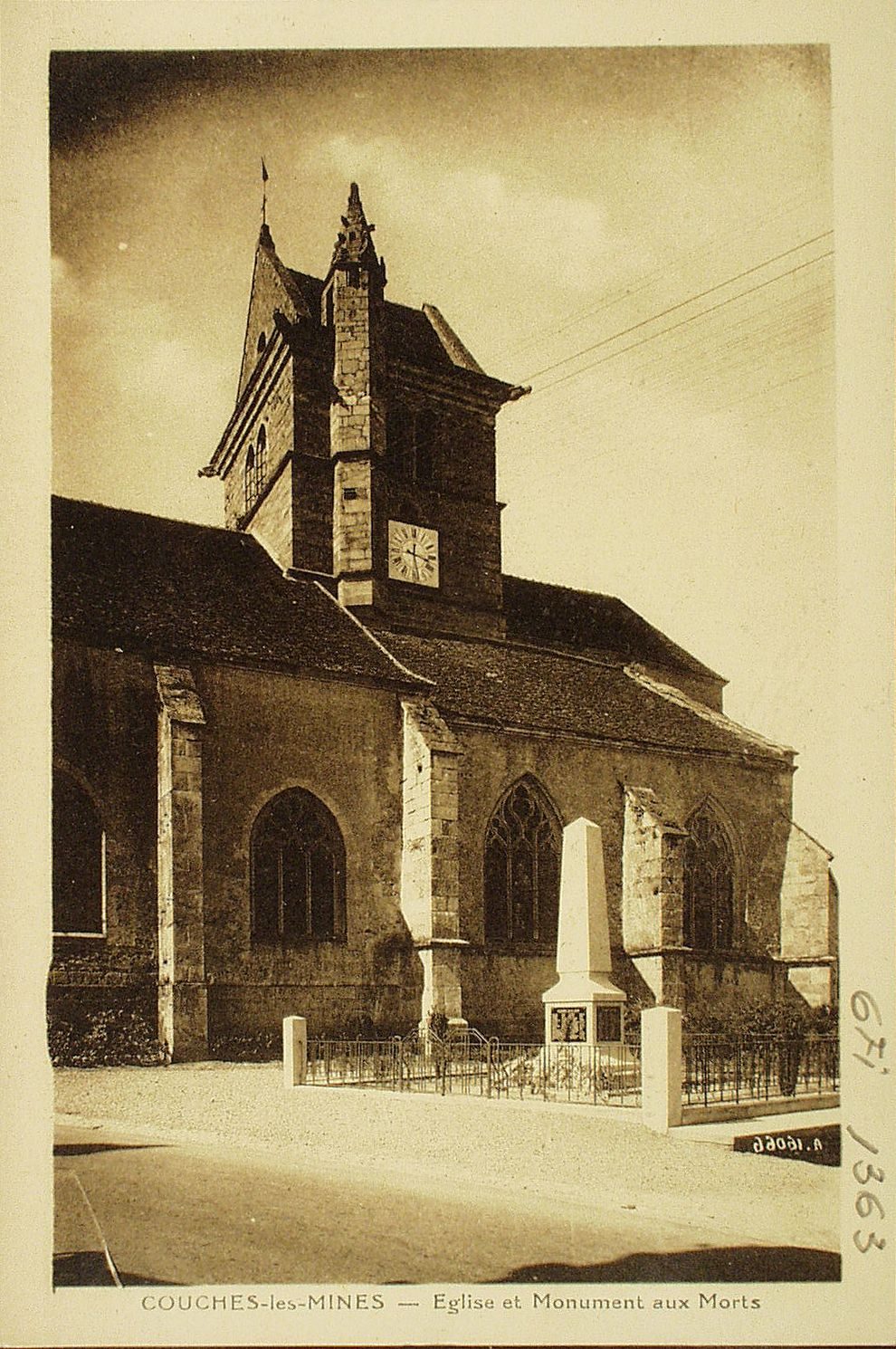 Couches-les-Mines. Eglise et monument aux morts.