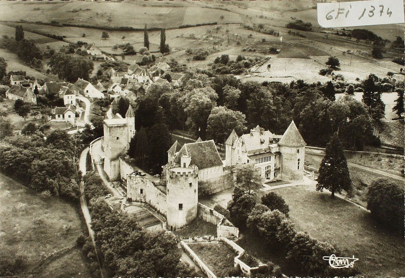 Couches. Le château. Vue aérienne.