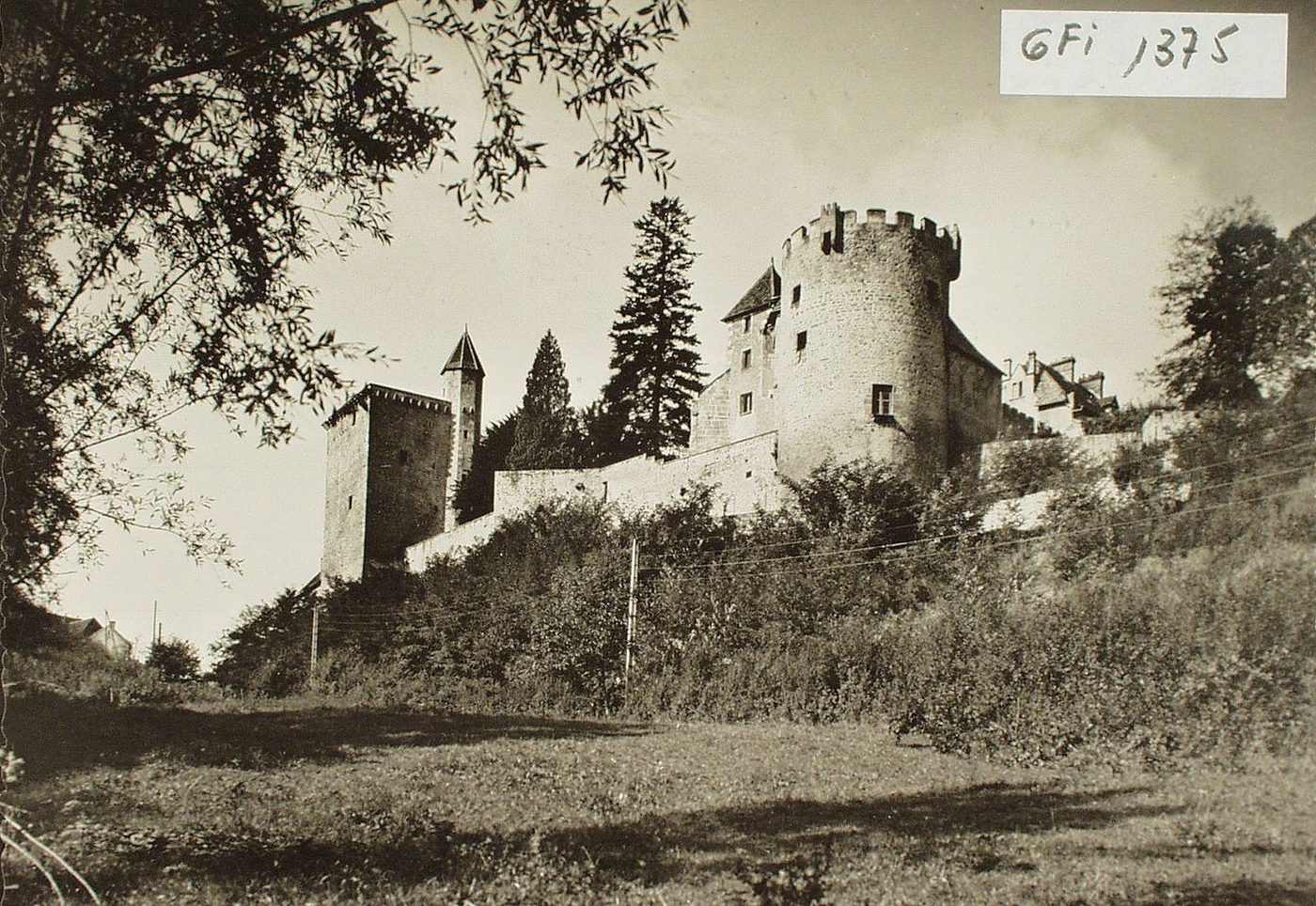 Couches-les-Mines. La tour et le donjon du château de Marguerite de Bourgogne.