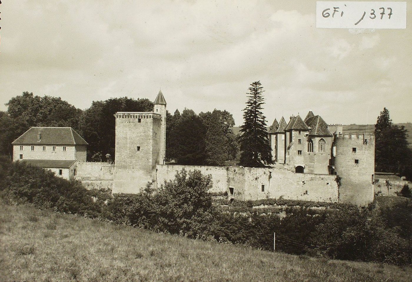 Couches-les-Mines. Château de Marguerite de Bourgogne.