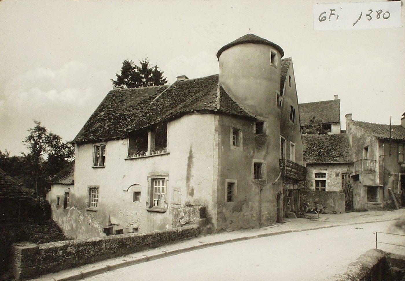 Couches-en-Bourgogne. Le vieil hôpital (XVIe s.).