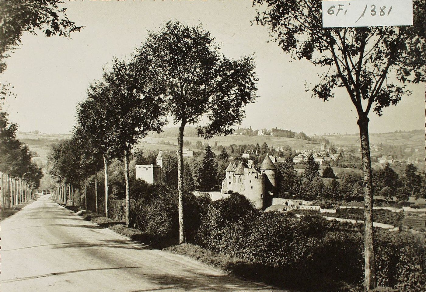 Couches-les-Mines. Château de Marguerite de Bourgogne et vue générale.