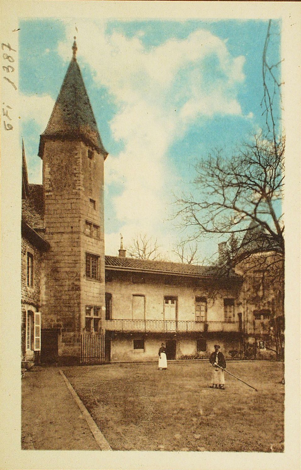 Le Mâconnais illustré. Châteaux historiques. Château d'Estours, à Crêches. Pris, en 1443, par une bande d'écorcheurs qui ravageait le Mâconnais ; la ville de Mâcon leur donna 540 livres pour les déterminer à se retirer. Les troupes du Dauphin d'Auvergne s'en emparèrent en 1471. Il fut brûlé et pillé peu de temps après. Louis de Feurs, seigneur d'Estours, fut pourvu, en 1479, de la charge de capitaine châtelain du château de Mâcon.