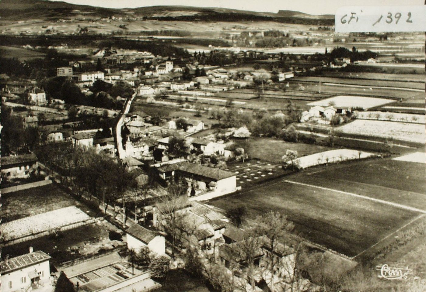 Crêches-sur-Saône. Vue générale aérienne. Au fond, la roche de Solutré.