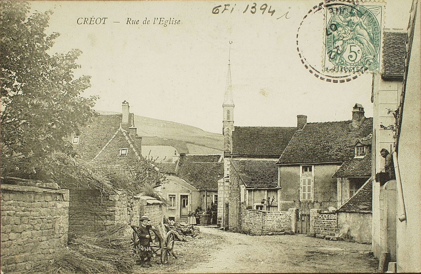 Créot. Rue de l'église.