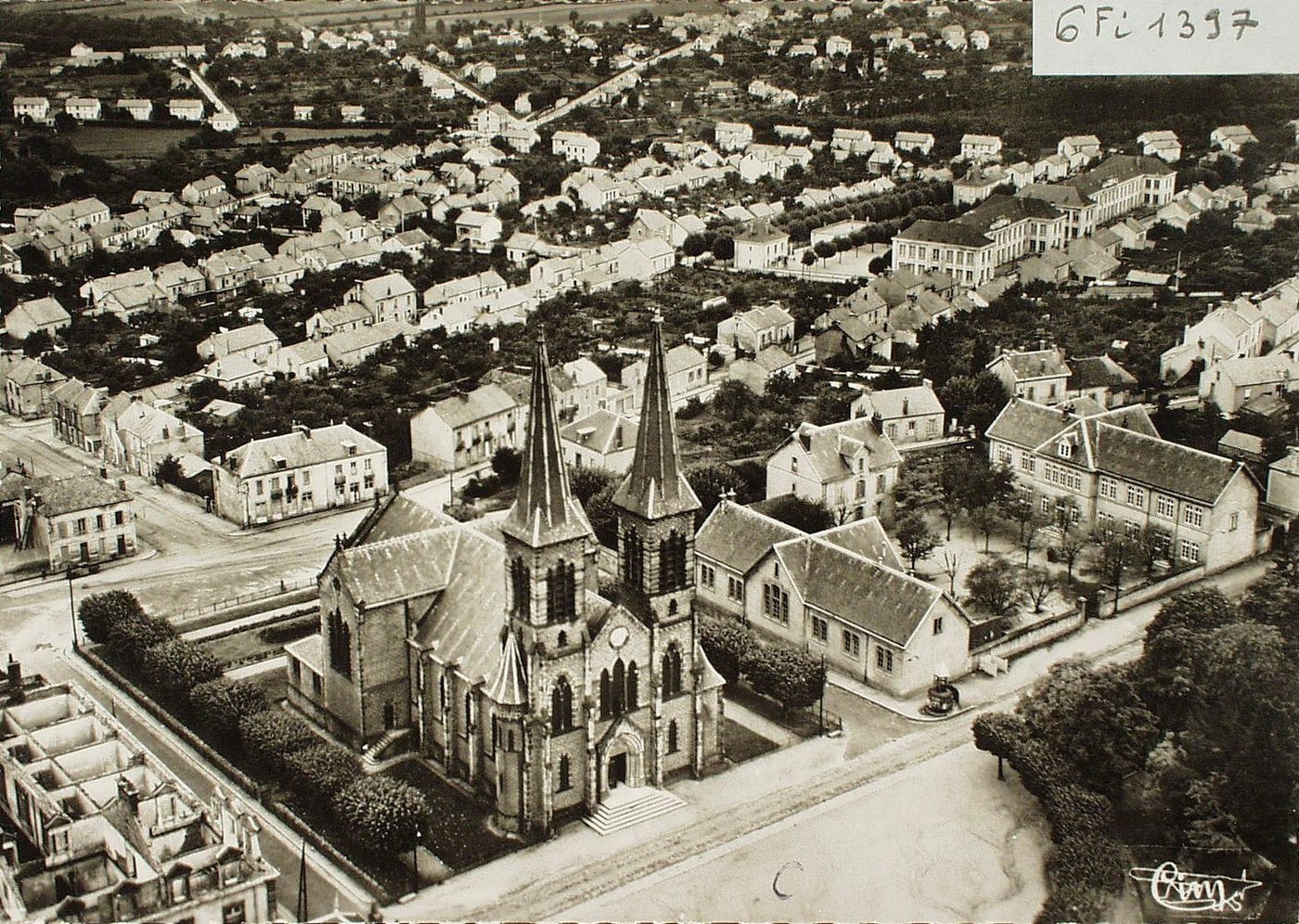 Le Creusot. Vue aérienne. Eglise Saint-Henri et son quartier.