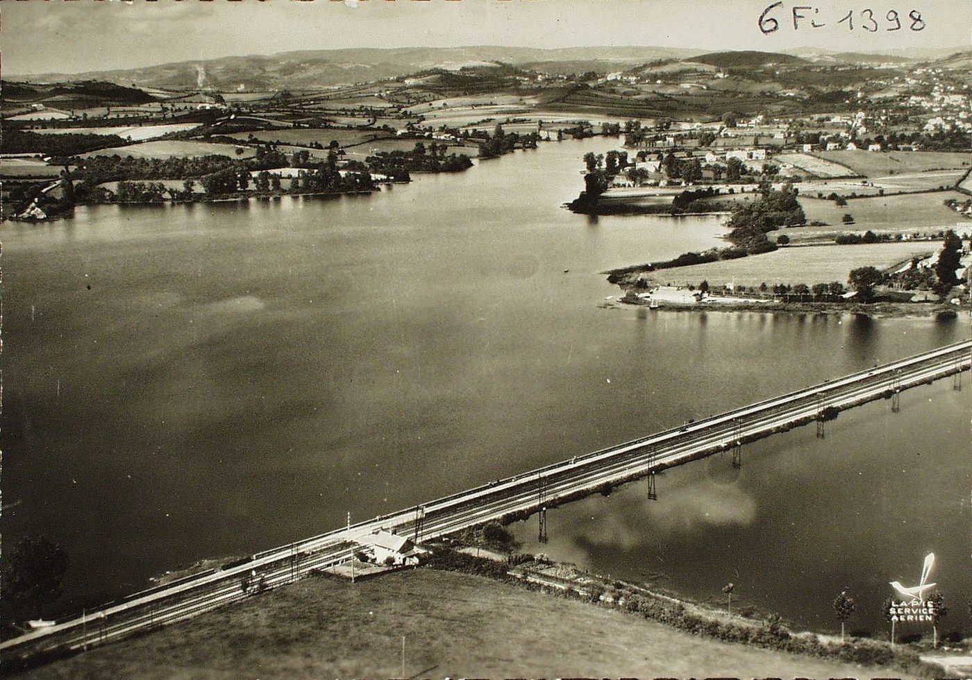 Le Creusot.- Le lac de Torcy et la voie de chemin de fer.