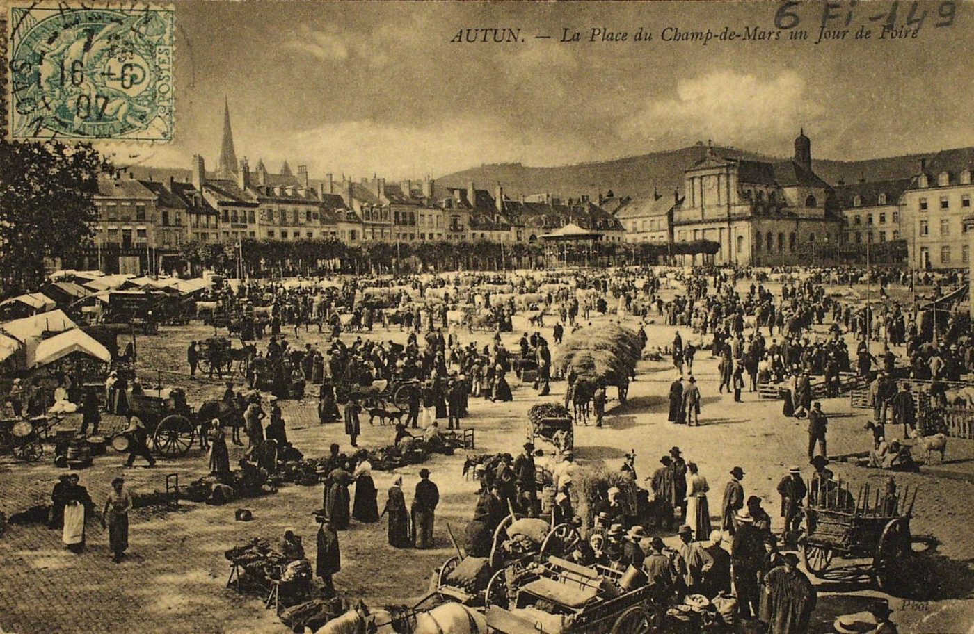 Autun. La place du Champ de Mars un jour de foire.