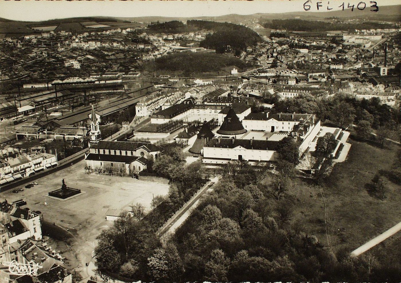 Le Creusot. Vue aérienne. Place Schneider.