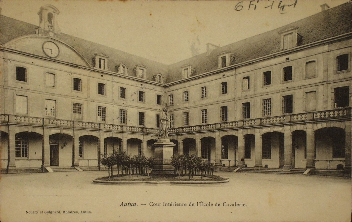 Autun. Cour intérieure de l'école de cavalerie.