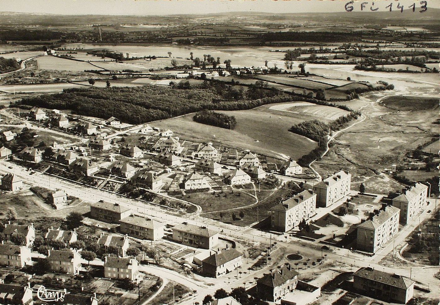 Le Creusot. Vue aérienne. Blocs cité Etat.