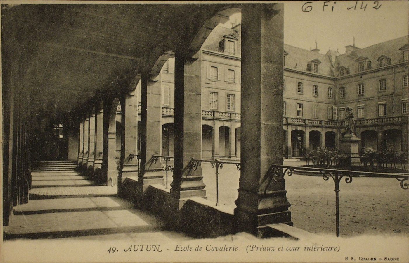 Autun. Ecole de cavalerie (préaux et cour intérieure).