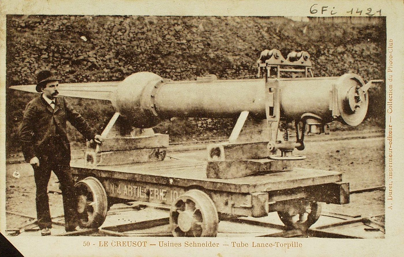 Le Creusot. Usines Schneider. Tube lance-torpille.