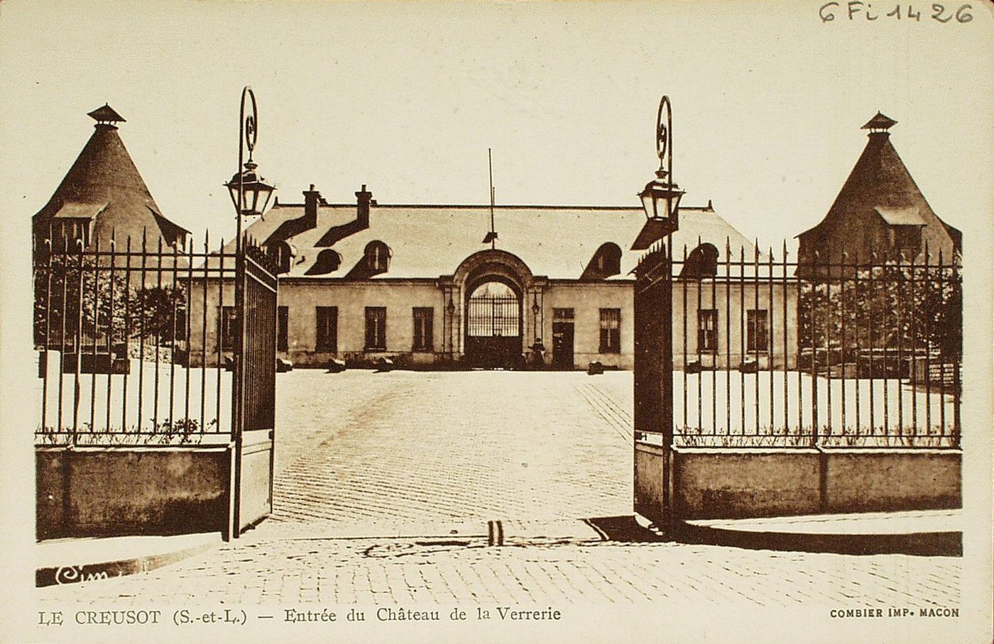 Le Creusot. Entrée du château de la Verrerie.