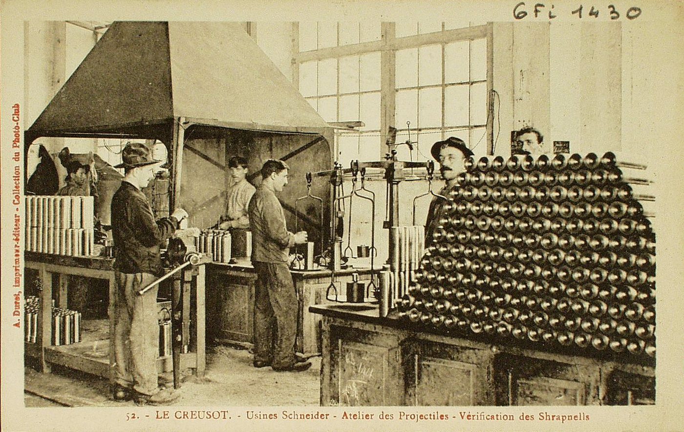 Le Creusot. Usines Schneider. Atelier des projectiles. Vérification des Shrapnells.