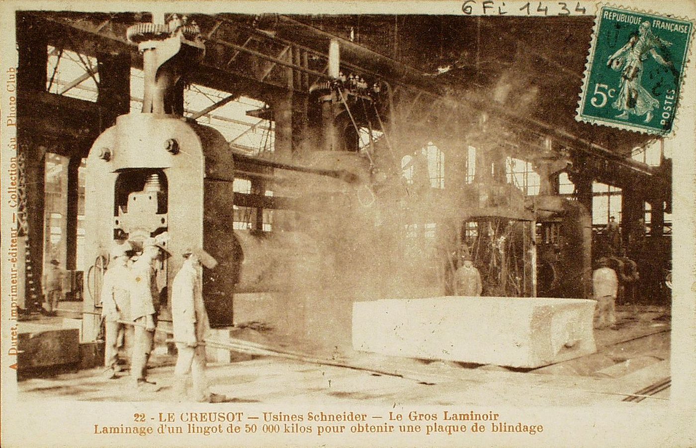 Le Creusot. Usines Schneider. Le gros laminoir. Laminage d'un lingot de 50 000 kilos pour obtenir une plaque de blindage.