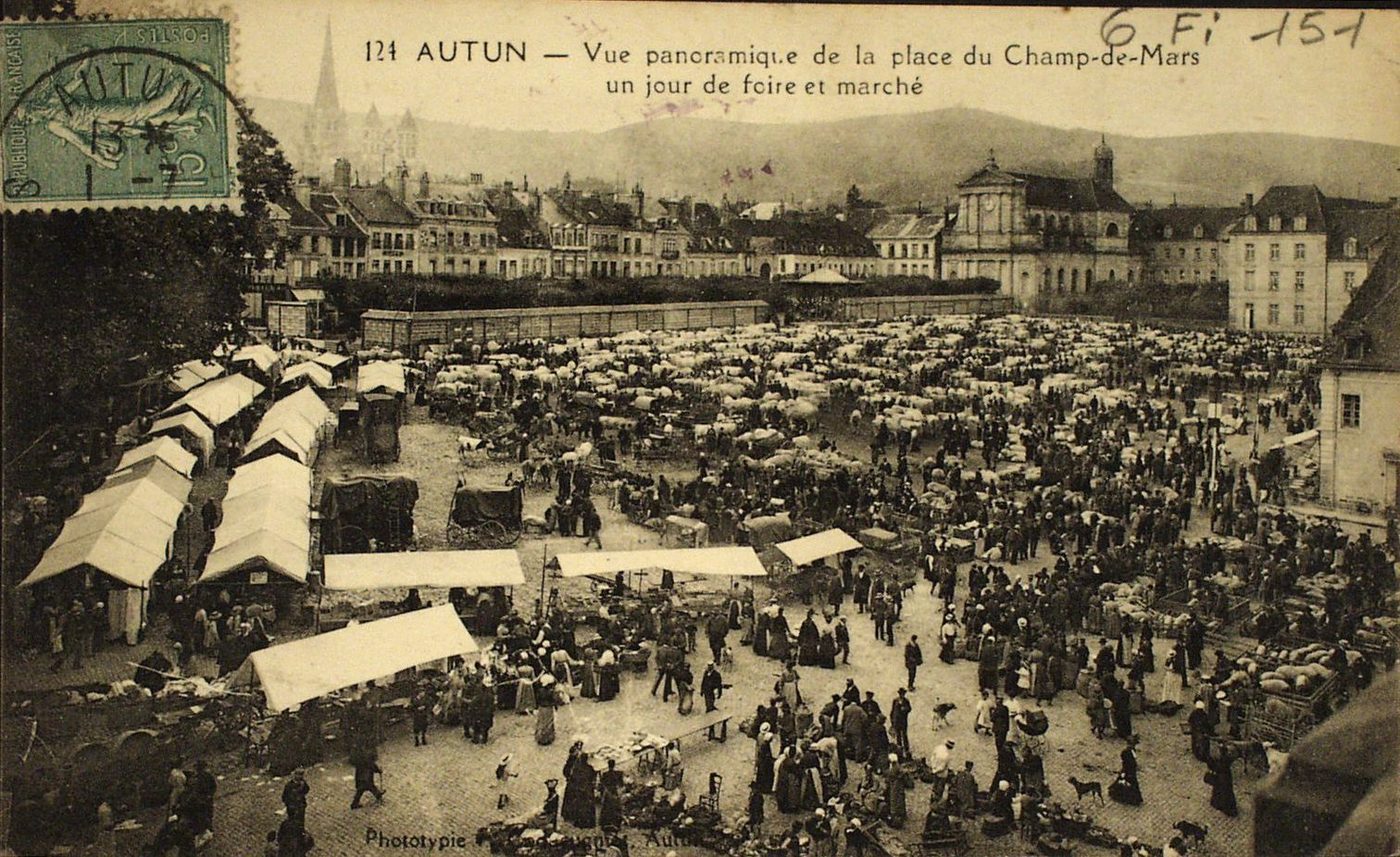 Autun. Vue panoramique de la place du Champ-de-Mars un jour de foire et marché.