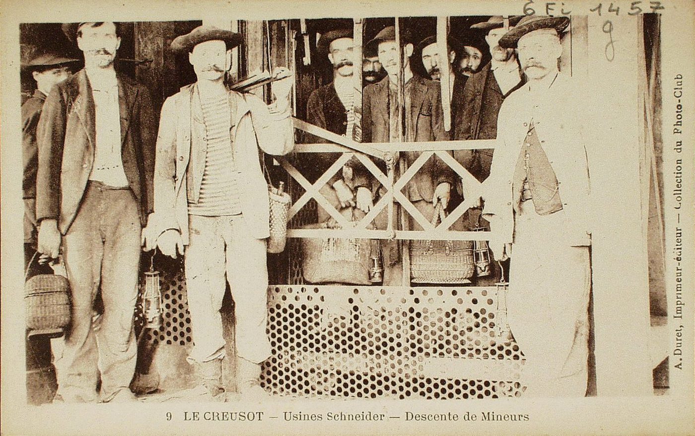 Le Creusot. Usines Schneider. Descente de mineurs.