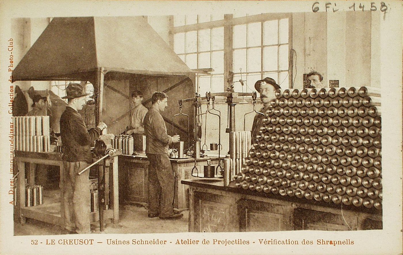 Le Creusot. Usines Schneider. Atelier de projectiles. Vérification des shrapnells.