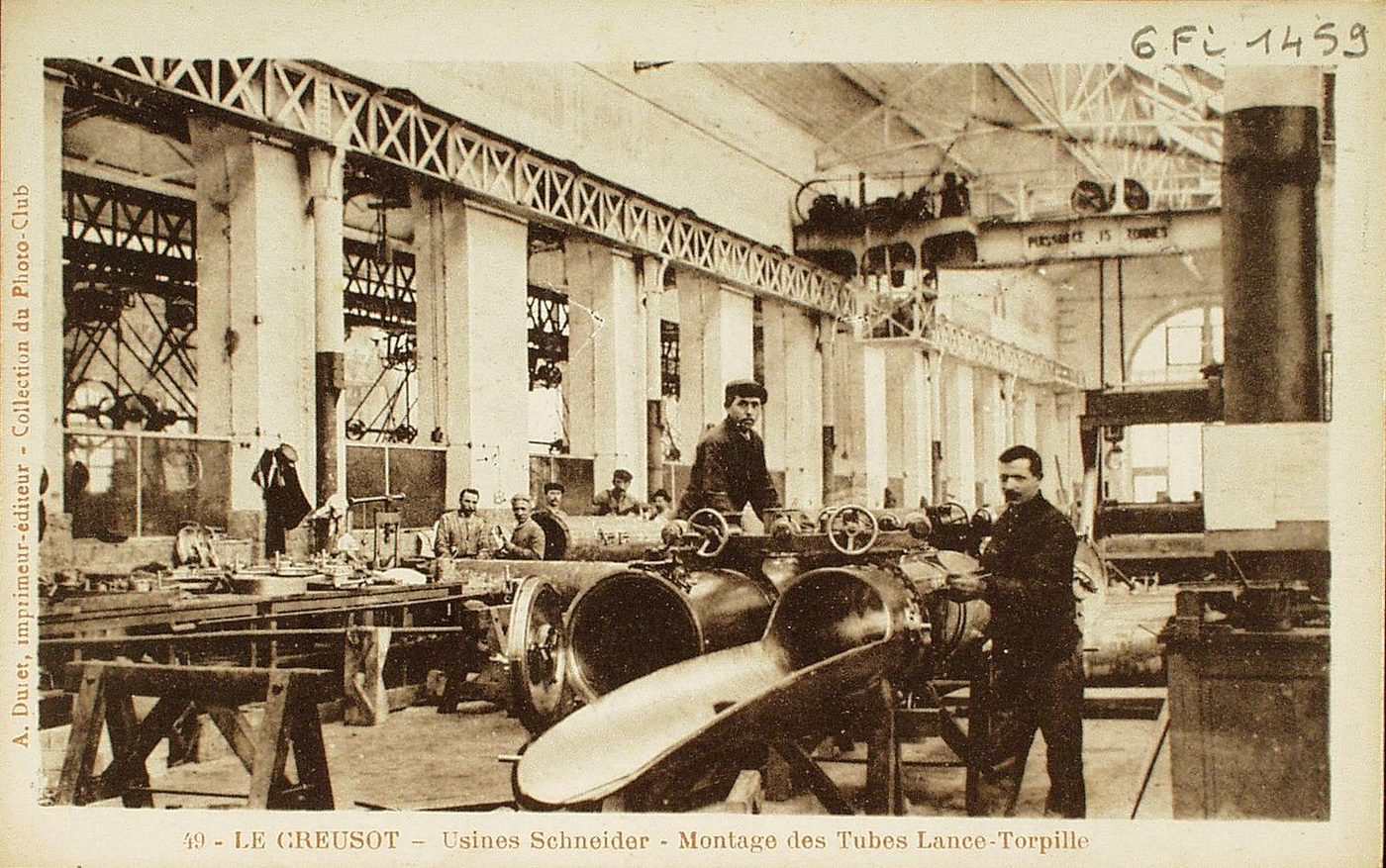 Le Creusot. Usines Schneider. Montage des tubes lance-torpille.