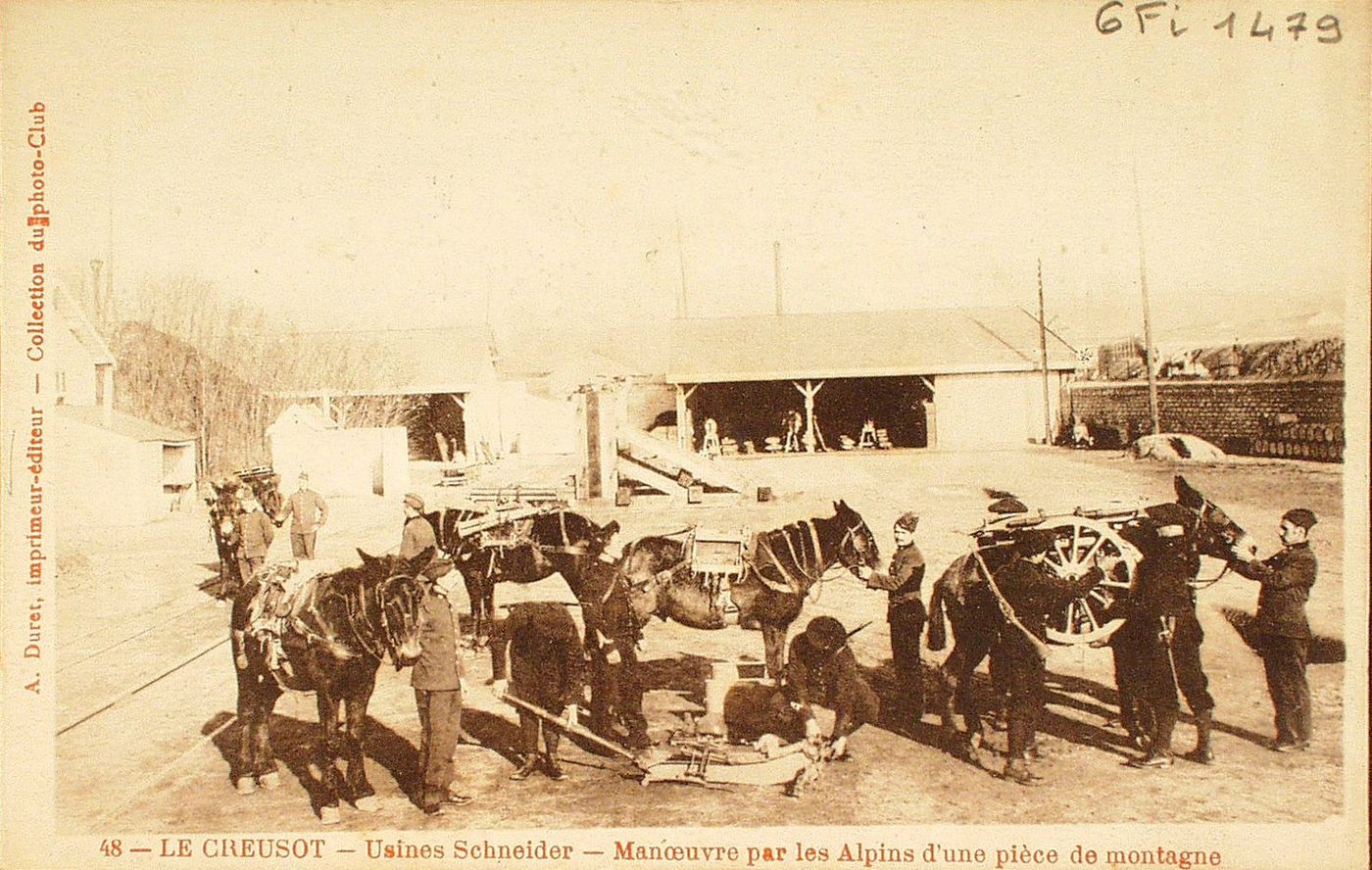 Le Creusot. Usines Schneider. Manoeuvre par les alpins d'une pièce de montagne.