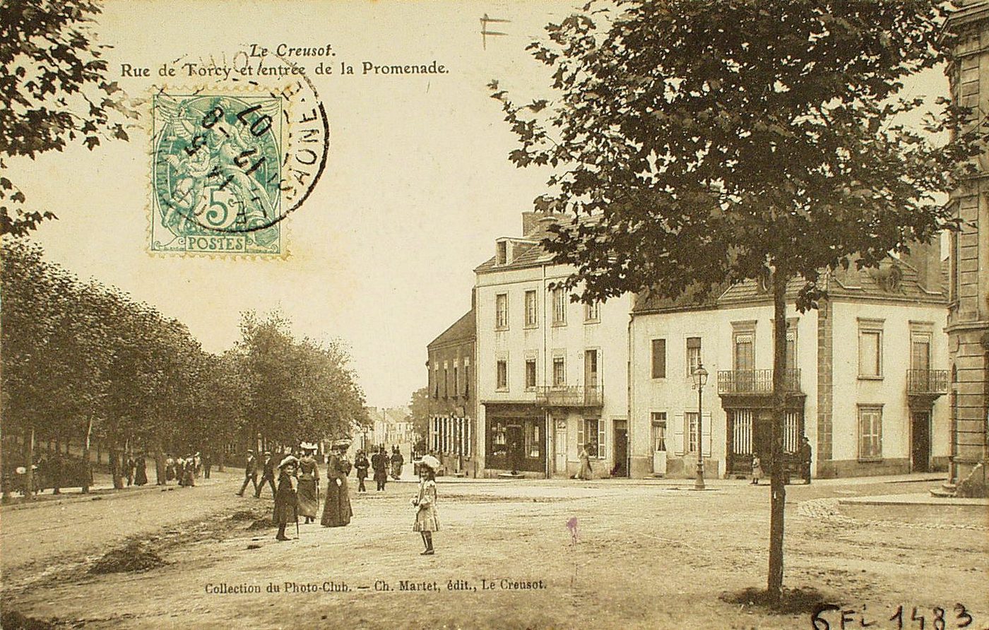 Le Creusot. Rue de Torcy et entrée de la promenade.