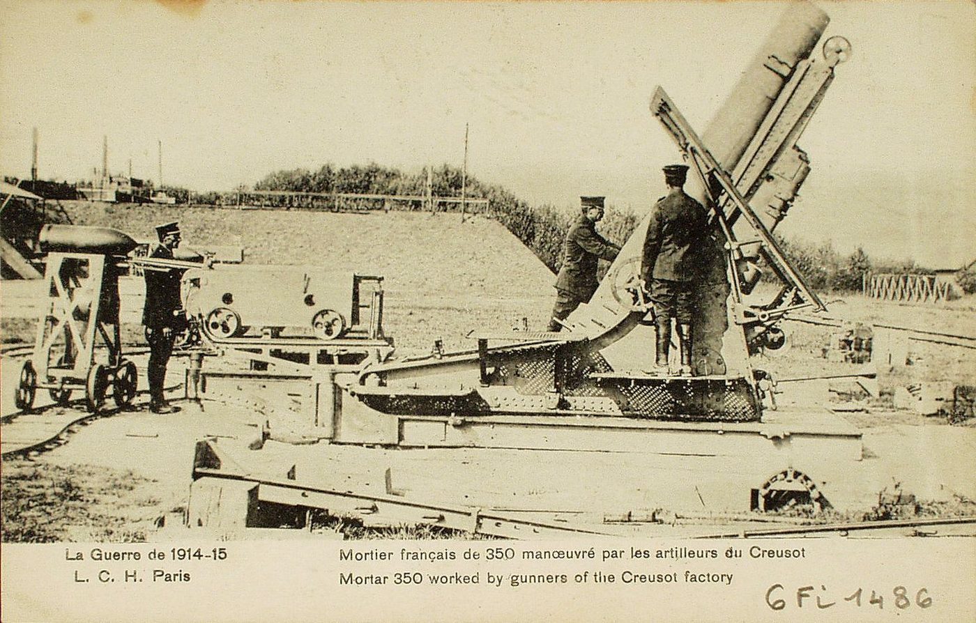 La guerre de 1914-15. Mortier français de 350 manoeuvré par les artilleurs du Creusot. Mortar 350 worked by gunners of the Creusot factory.